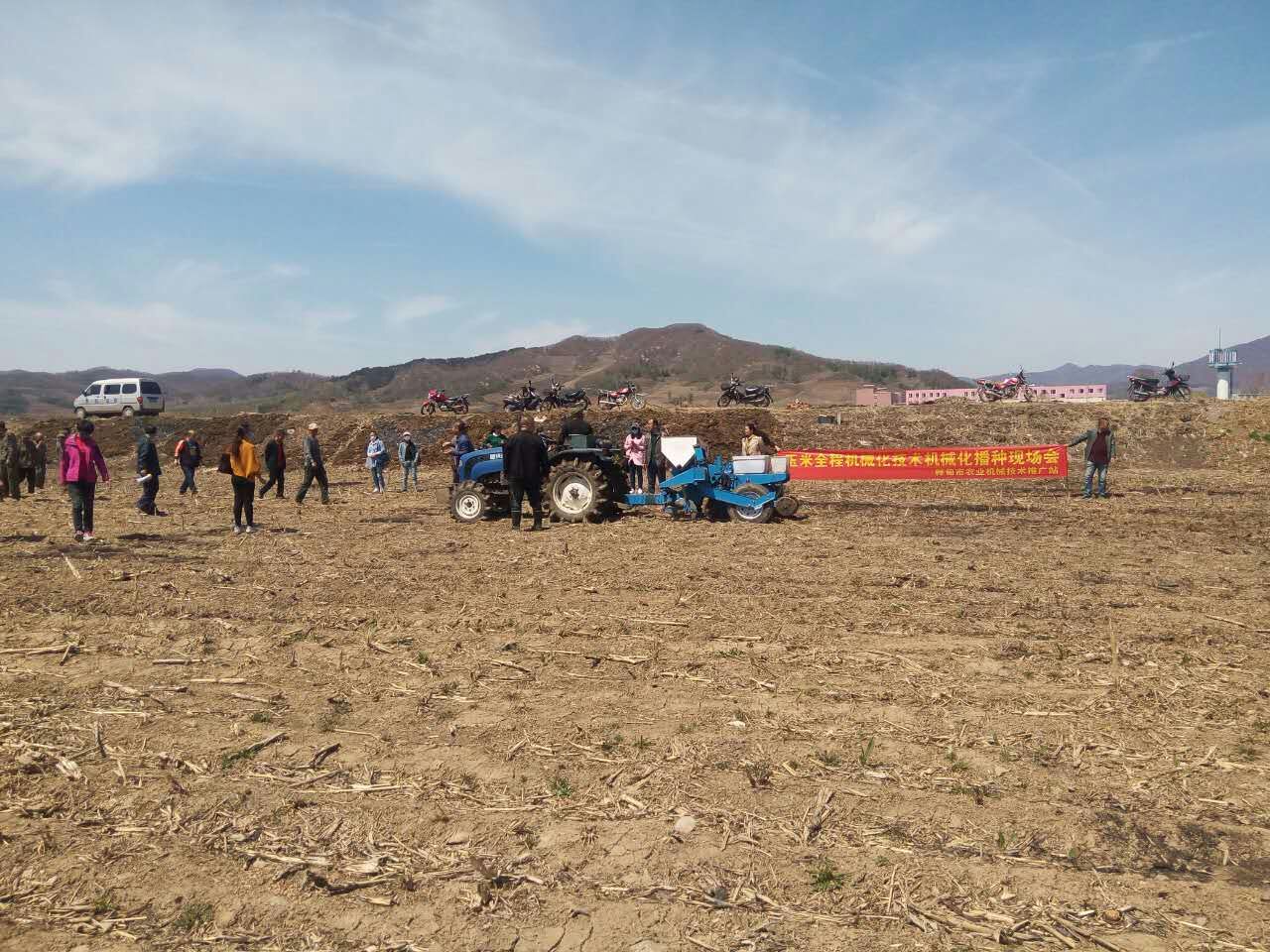樺甸市召開(kāi)玉米機(jī)播技術(shù)現(xiàn)場(chǎng)會(huì)(圖文)