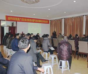 伊通縣農(nóng)機(jī)推廣站參加四平市康達(dá)公司氣吹式播種技術(shù)培訓(xùn)班(圖文)