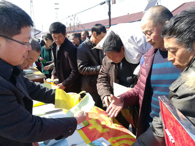  渾江區(qū)農(nóng)機(jī)總站和農(nóng)廣校聯(lián)合開展農(nóng)機(jī)安全生產(chǎn)宣傳及送科技下鄉(xiāng)活動(dòng)