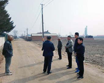 伊通縣推廣站聯(lián)合馬鞍山鎮(zhèn)農(nóng)機站宣傳秸稈焚燒的危害(圖文)