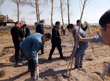 雙遼市農(nóng)機局積極參與義務(wù)植樹活動(圖文)