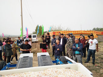 伊通縣農(nóng)機推廣站基層農(nóng)技推廣改革與建設項目玉米保護性耕作現(xiàn)場會(圖文)