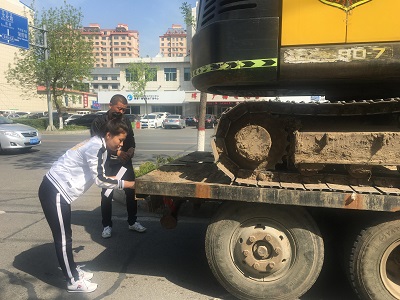 琿春市農(nóng)機監(jiān)理站開展免費粘貼反光標志活動