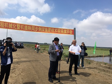 雙遼市農(nóng)機(jī)局組織召開 水稻全程機(jī)械化暨機(jī)插秧同步側(cè)深施肥技術(shù)現(xiàn)場(chǎng)演示會(huì)(圖文)