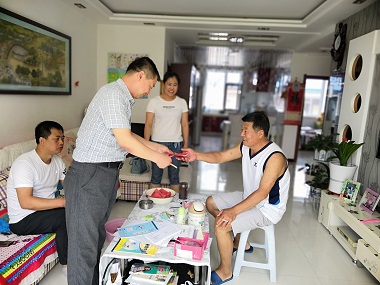 雙遼市農(nóng)機(jī)總站開展慰問退休老黨員活動(dòng)(圖文)
