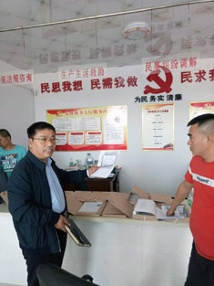 伊通縣伊丹鎮(zhèn)鎮(zhèn)長下鄉(xiāng)督導(dǎo)扶貧工作(圖文)