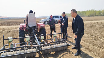 伊通縣黃嶺子鎮(zhèn)對(duì)春耕農(nóng)機(jī)車輛生產(chǎn)安全排查整治(圖文)