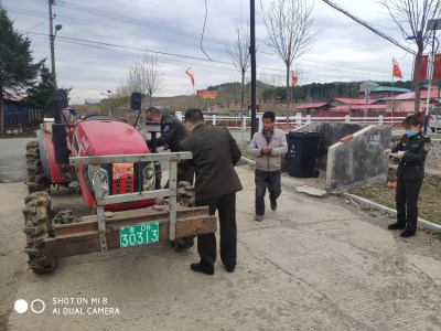 不誤農(nóng)時不誤春，撫松縣興隆鄉(xiāng)農(nóng)機送檢到田間