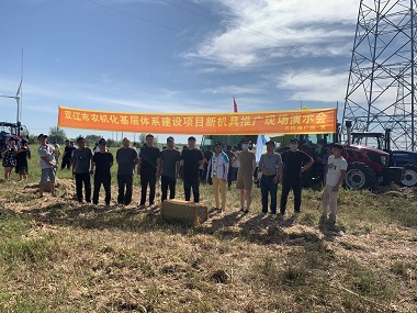 雙遼市農(nóng)機(jī)推廣站組織召開新機(jī)具推廣現(xiàn)場(chǎng)演示會(huì)(圖文)