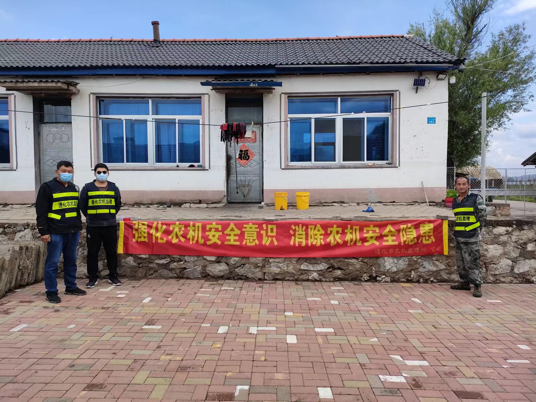 市農(nóng)機監(jiān)理所和鴨園鎮(zhèn)基層監(jiān)督聯(lián)合站正在進行安全宣傳2.jpg