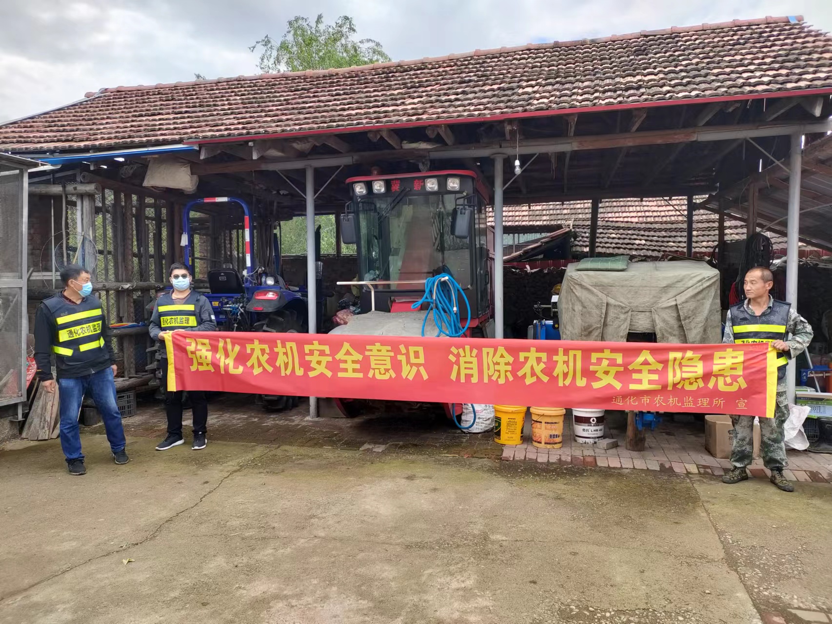 市農(nóng)機監(jiān)理所和鴨園鎮(zhèn)基層監(jiān)督聯(lián)合站正在進行安全宣傳1.jpg